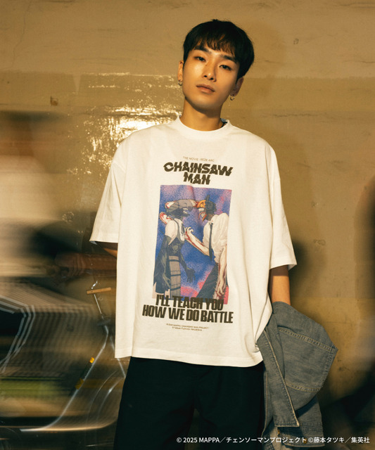 劇場版『チェンソーマン レゼ篇』FREAK'S STOREプリント クルーネックTシャツ「ChainsawMan＆Bomb」着用イメージ（C）2025 MAPPA／チェンソーマンプロジェクト（C）藤本タツキ／集英社