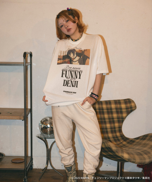 劇場版『チェンソーマン レゼ篇』FREAK'S STOREプリント クルーネックTシャツ「REZE」着用イメージ（C）2025 MAPPA／チェンソーマンプロジェクト（C）藤本タツキ／集英社