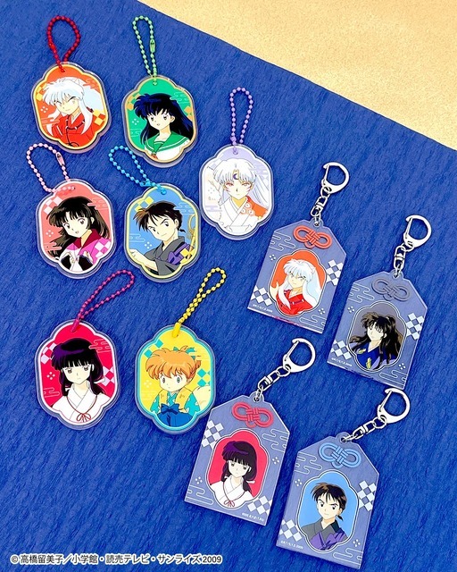 ランダムアクリルキーホルダー、アクリルお守り／各390円（税込429円）