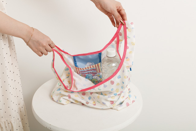 すみっコぐらし「グミグミパーティー」ショッピングバッグ　使用イメージ（C）2025 SAN-X CO., LTD. ALL RIGHTS RESERVED.