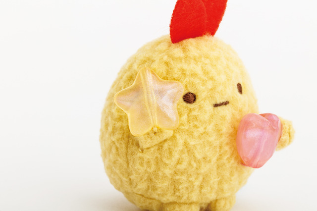 すみっコぐらし「グミグミパーティー」てのりぬいぐるみ　えびふらいのしっぽ（C）2025 SAN-X CO., LTD. ALL RIGHTS RESERVED.
