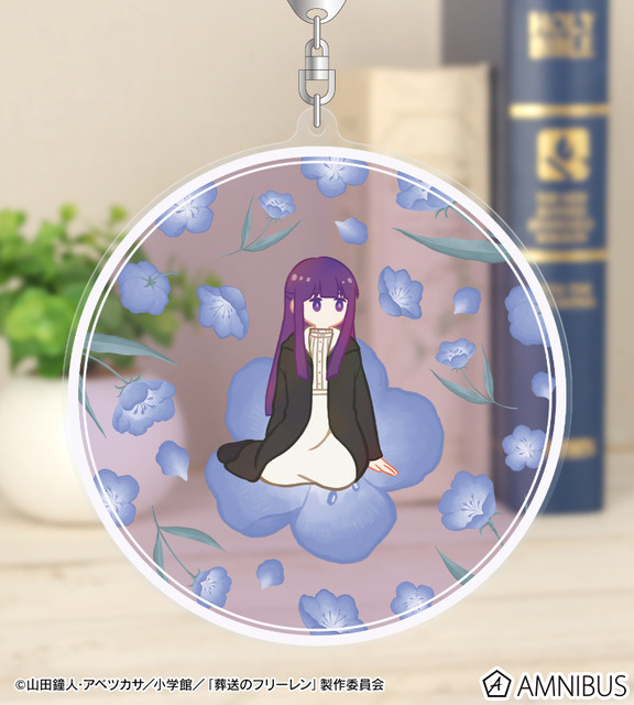 TVアニメ『葬送のフリーレン』フェルン Botania BIGアクリルキーホルダー　使用イメージ（C）山田鐘人・アベツカサ／小学館／「葬送のフリーレン」製作委員会