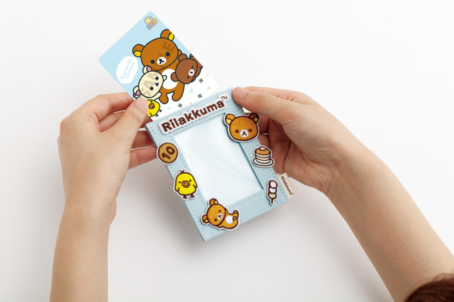 サンエックス「ワッペンシリーズ」フォトカードキーホルダー　使用イメージ（C）2025 SAN-X CO., LTD. ALL RIGHTS RESERVED.