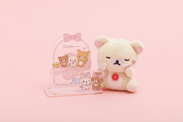 サンエックス「Makeup Rilakkuma アクリルマルチスタンド」使用イメージ（C）2025 SAN-X CO., LTD. ALL RIGHTS RESERVED.