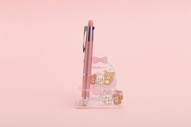 サンエックス「Makeup Rilakkuma アクリルマルチスタンド」使用イメージ（C）2025 SAN-X CO., LTD. ALL RIGHTS RESERVED.