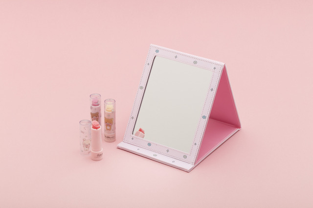 サンエックス「Makeup Rilakkuma 折りたたみミラー」使用イメージ（C）2025 SAN-X CO., LTD. ALL RIGHTS RESERVED.