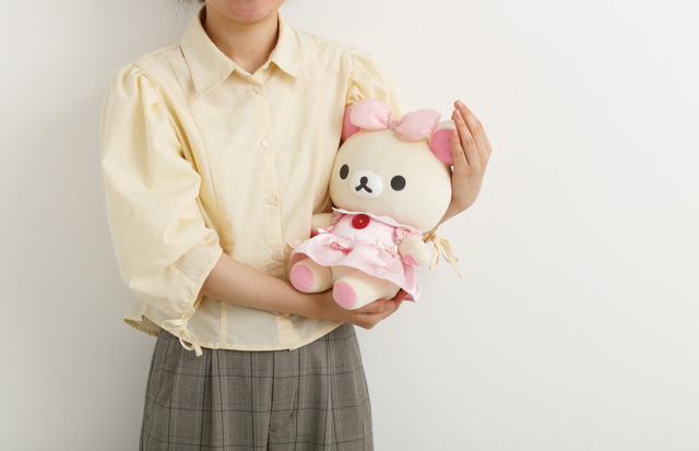 サンエックス「Makeup Rilakkuma ぬいぐるみ」コリラックマ　使用イメージ（C）2025 SAN-X CO., LTD. ALL RIGHTS RESERVED.