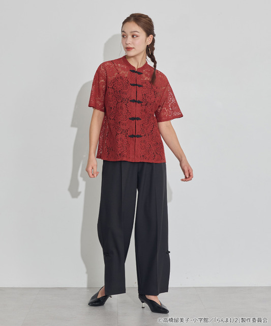 TVアニメ『らんま1/2』× earth music＆ecology Japan Label「チャイナレースシャツ」ボルドー　着用イメージ（C）高橋留美子・小学館/「らんま1/2」製作委員会