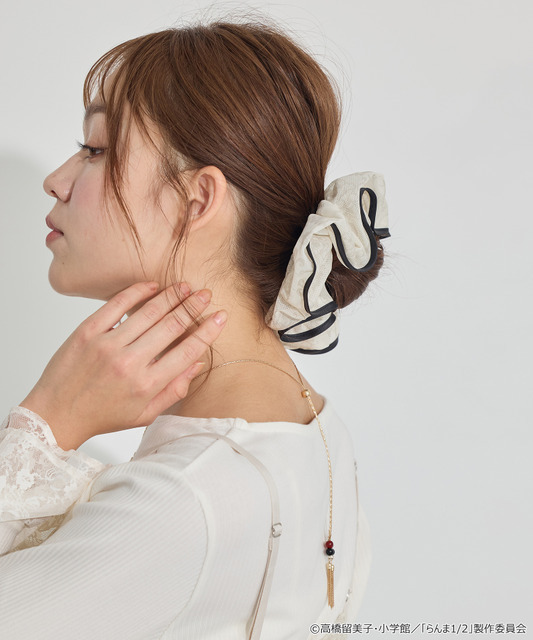 TVアニメ『らんま1/2』× earth music＆ecology Japan Label「ビッグシュシュ」アイボリー　着用イメージ（C）高橋留美子・小学館/「らんま1/2」製作委員会