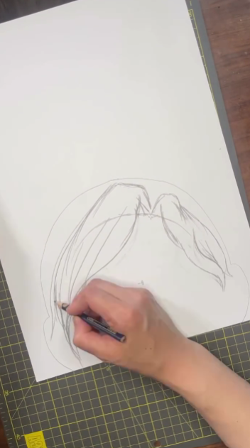 髪型を再現すべく紙に絵を描いていく／YUIさん提供