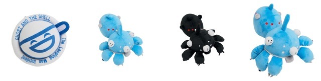 ＜左から3種＞ぬいチャーム（全3種） 販売予定価格：各¥2,750（税込）＜右＞ぬいぐるみ（全1種） 販売予定価格：¥3,850（税込）