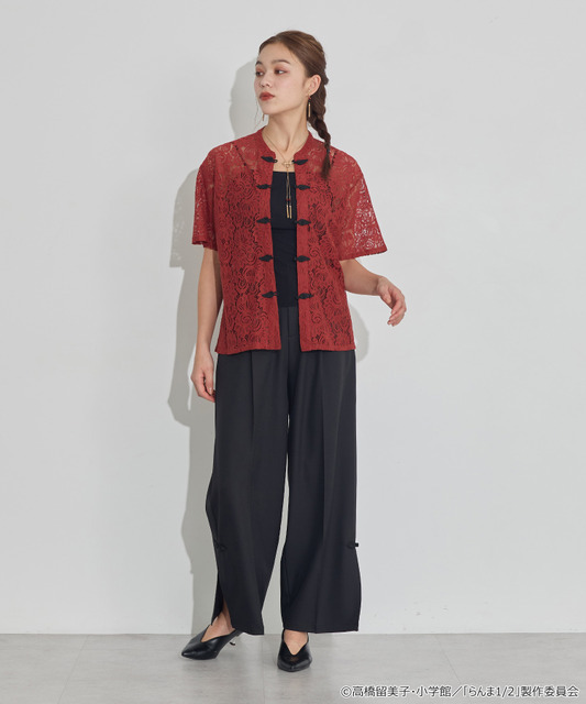 TVアニメ『らんま1/2』× earth music＆ecology Japan Label「チャイナレースシャツ」ボルドー　着用イメージ（C）高橋留美子・小学館/「らんま1/2」製作委員会