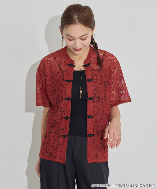 TVアニメ『らんま1/2』× earth music＆ecology Japan Label「チャイナレースシャツ」ボルドー　着用イメージ（C）高橋留美子・小学館/「らんま1/2」製作委員会