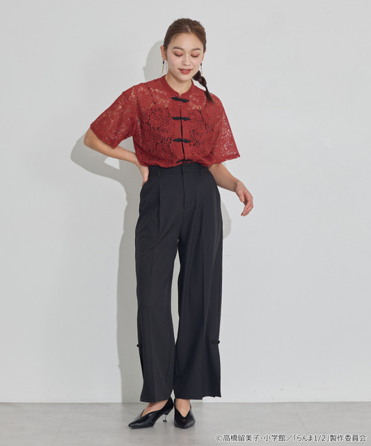 TVアニメ『らんま1/2』× earth music＆ecology Japan Label「チャイナレースシャツ」ボルドー　着用イメージ（C）高橋留美子・小学館/「らんま1/2」製作委員会