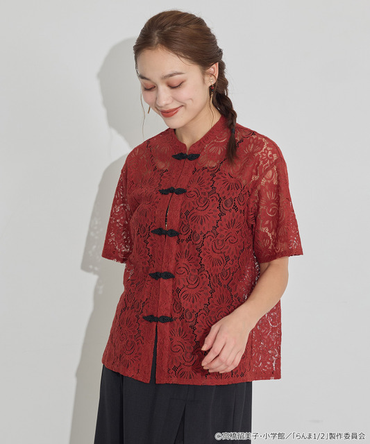 TVアニメ『らんま1/2』× earth music＆ecology Japan Label「チャイナレースシャツ」ボルドー　着用イメージ（C）高橋留美子・小学館/「らんま1/2」製作委員会