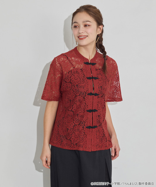 TVアニメ『らんま1/2』× earth music＆ecology Japan Label「チャイナレースシャツ」ボルドー　着用イメージ（C）高橋留美子・小学館/「らんま1/2」製作委員会
