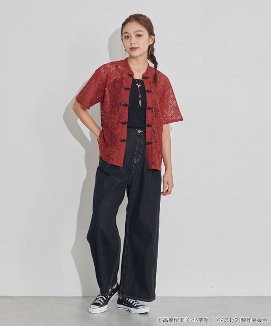 TVアニメ『らんま1/2』× earth music＆ecology Japan Label「チャイナレースシャツ」ボルドー　着用イメージ（C）高橋留美子・小学館/「らんま1/2」製作委員会