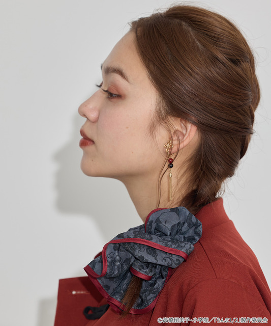 TVアニメ『らんま1/2』× earth music＆ecology Japan Label「ビッグシュシュ」ブラック　着用イメージ（C）高橋留美子・小学館/「らんま1/2」製作委員会