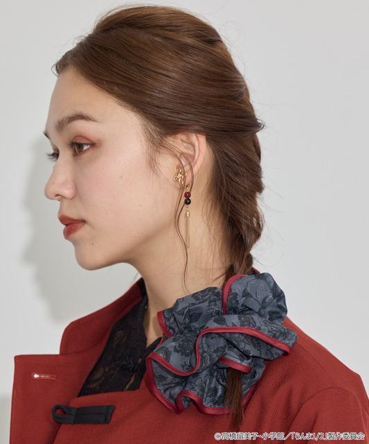 TVアニメ『らんま1/2』× earth music＆ecology Japan Label「ビッグシュシュ」ブラック　着用イメージ（C）高橋留美子・小学館/「らんま1/2」製作委員会