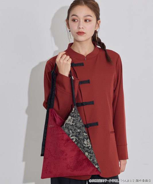 TVアニメ『らんま1/2』× earth music＆ecology Japan Label「チャイナトートバッグ」ボルドー　使用イメージ（C）高橋留美子・小学館/「らんま1/2」製作委員会