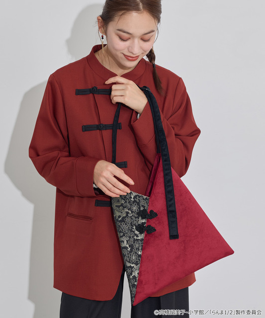 TVアニメ『らんま1/2』× earth music＆ecology Japan Label「チャイナトートバッグ」ボルドー　使用イメージ（C）高橋留美子・小学館/「らんま1/2」製作委員会