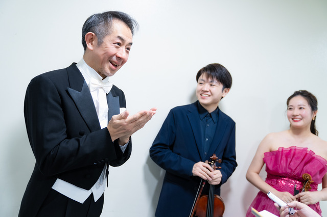 （左から）指揮者キンボー・イシイ、ヴァイオリニスト東亮汰、ヴァイオリニスト山田友里恵