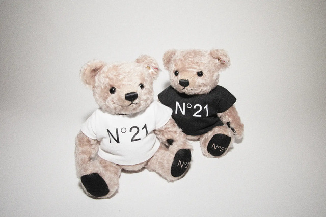 「N21」×「シュタイフ」テディベア(税込 各¥38,500)