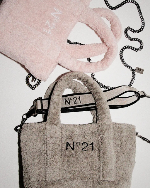 「N21」×「SodateruTOWEL」トートバッグ(税込 各¥20,900)　※ショルダーストラップは別売り ロゴショルダーベルト(税込 ¥11,000)、チェーンショルダーベルト(税込 ¥11,000)