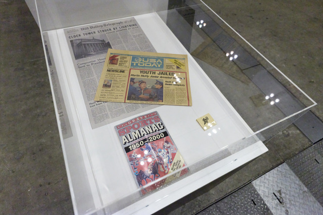 撮影で使用された小道具の展示（東京コミコン2025での展示の様子 ※博多マルイでの展示方法は異なります）