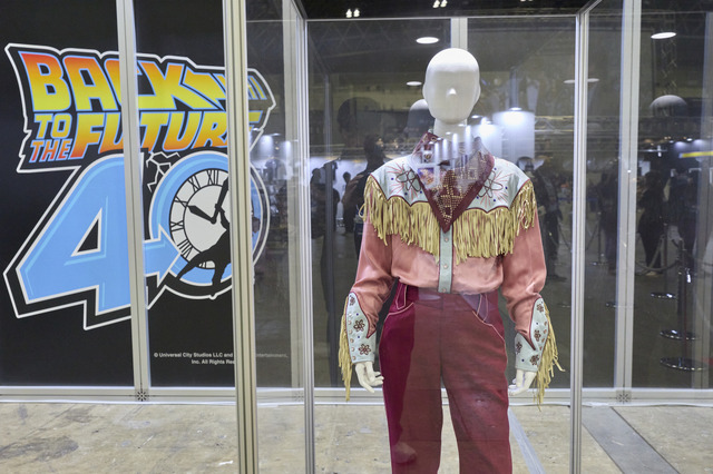 撮影で使用された小道具の展示（東京コミコン2025での展示の様子 ※博多マルイでの展示方法は異なります）