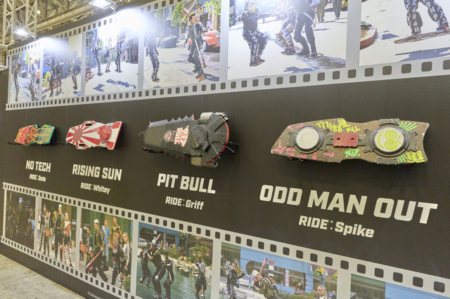 撮影で使用された小道具の展示（東京コミコン2025での展示の様子 ※博多マルイでの展示方法は異なります）