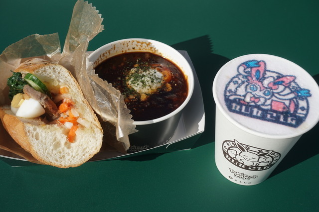 「チルタリスのはねやすめキッチン」「バゲットサンド(ポークのレモングラス焼き)・デミグラススープセット」とニンフィアラテ