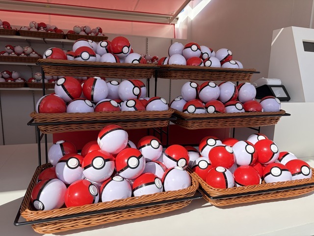 モンスターボールの中にはポケモンのピンバッジ（全151種）