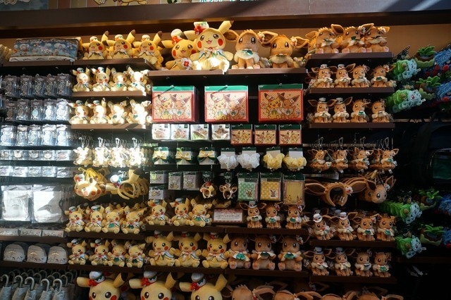 壁一面ずらっと並んだグッズは壮観です