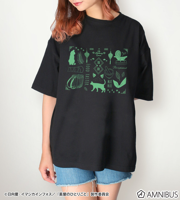 TVアニメ『薬屋のひとりごと』モチーフ柄 BIGシルエットTシャツ（着用イメージ）