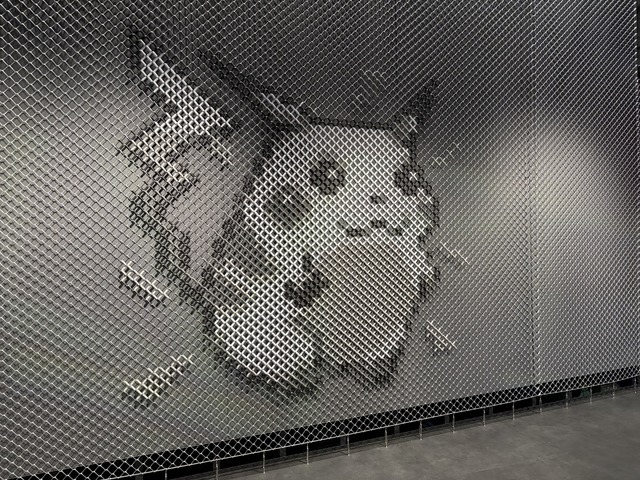 「カヤツリジム」の壁にはメタルピカチュウが