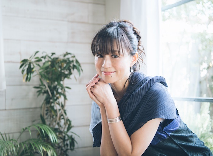 松澤由美アニソンカヴァーアルバム「Yumi Matsuzawa AnimeSong Cover Album」のジャケット写真が公開、本人と岩男潤⼦からのコメントも到着