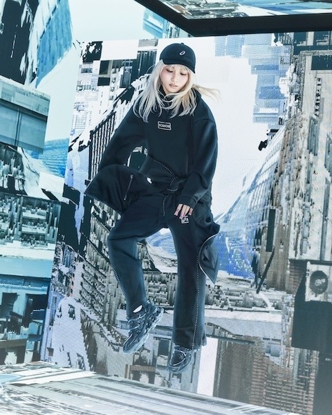 YOASOBIがASICSとコラボ！ 自らデザインに参加したシューズ＆アパレルを発売！