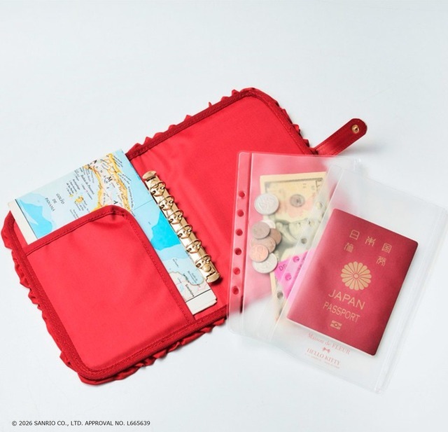 「Maison de FLEUR×HELLO KITTY いちごマルチケースBOOK RED」使用イメージ