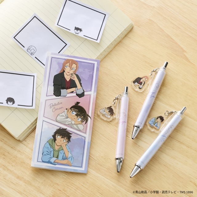『名探偵コナン』付箋セット 990円（税込）／アクリルチャーム付きボールペンセット 1,650円（税込）