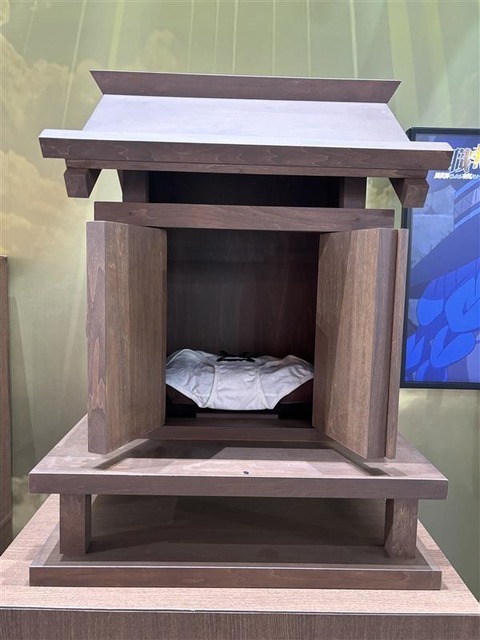 「無職転生」ロキシー教祭壇に内山夕実＆小原好美が詣でる!? 「御神体がw」「シュールすぎる」