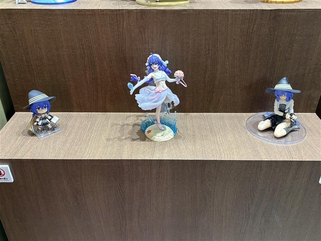 「無職転生」ロキシー教祭壇に内山夕実＆小原好美が詣でる!? 「御神体がw」「シュールすぎる」