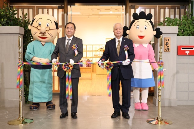 左から）波平、(株)フジテレビジョン代表取締役社長・清水賢治、長谷川町子美術館館長・川口淳二、サザエ