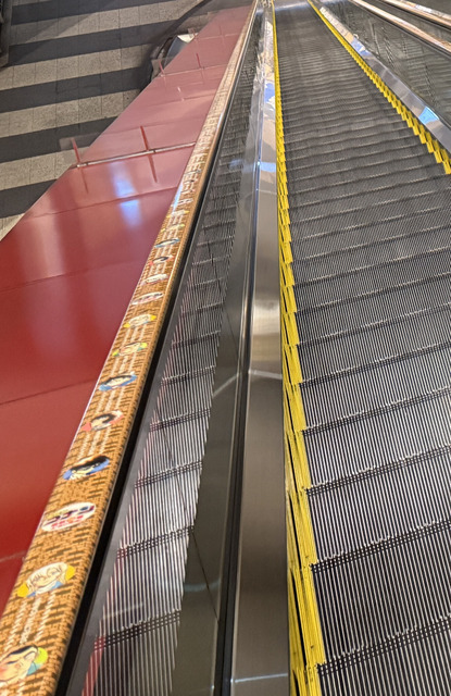 クイーンズスクエア横浜エスカレーター手すりベルト　ラッピング