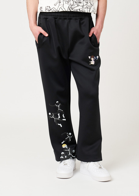 『僕のヒーローアカデミア』×グラニフ　「世界一笑顔がカァイイ普通の女の子｜トラックパンツ」着用イメージ