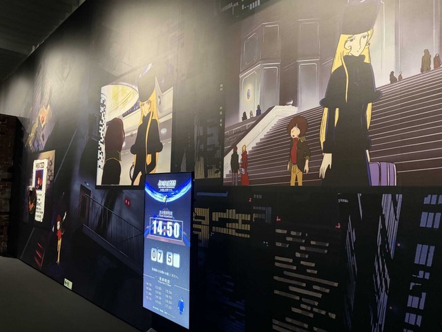 メガロポリス・ステーションへ向かう道。「999」に発車時刻（イマーシブ開始時間）を表示/ ©松本零士／零時社・東映アニメーション