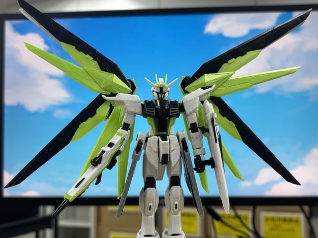 「RG 1/144 フリーダムガンダム -APEX LEGENDS(TM) クリプト Ver.-」