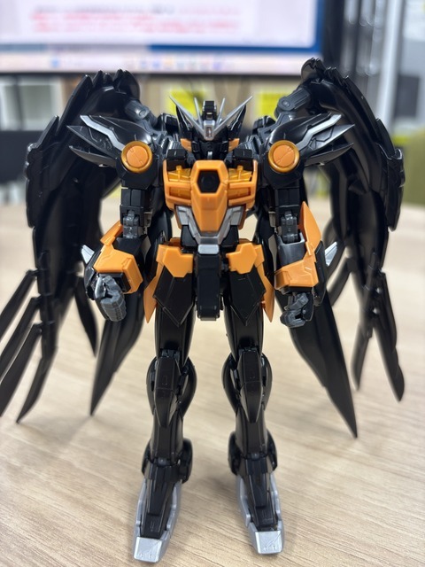 「RG 1/144 ウイングガンダムゼロ EW -APEX LEGENDS(TM) ヴァルキリー Ver.-」