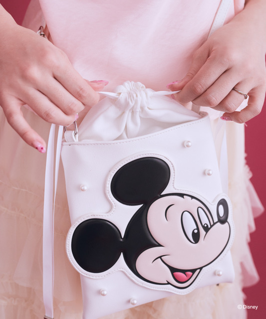 Areeam Disney Collection「Mickey＆Minnie」ミッキー/フェイスポシェット（Off White）使用イメージ