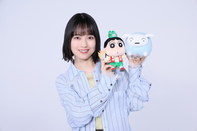 『映画クレヨンしんちゃん 奇々怪々！オラの妖怪バケ～ション』TOMOO×ぬいぐるみ（しんのすけ、シロ）スチール